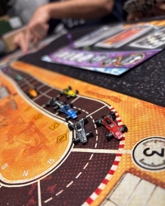 Včera na herní středě se impulzivně dostal na stůl HEAT od @asmodee.cz a závodníků se přihlásilo rovnou 8, takže to byl...